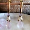 pendientes de cuarzo rosa, perlas y amatistas