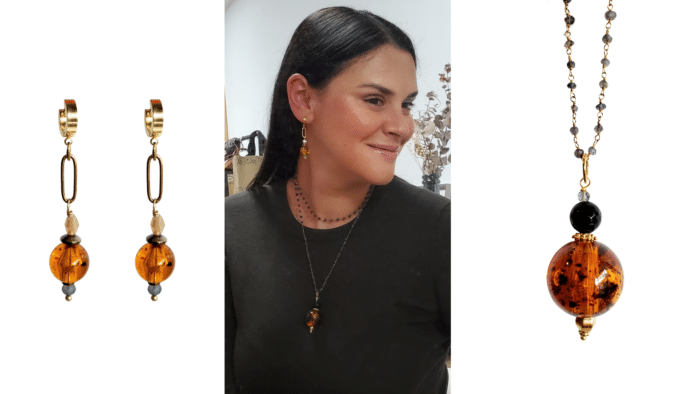 Nadia Nemer con joyas de la colección l'art fet Joia para museo carmen thyssen andorra