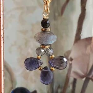 pendientes livia de iolitas y labradoritas