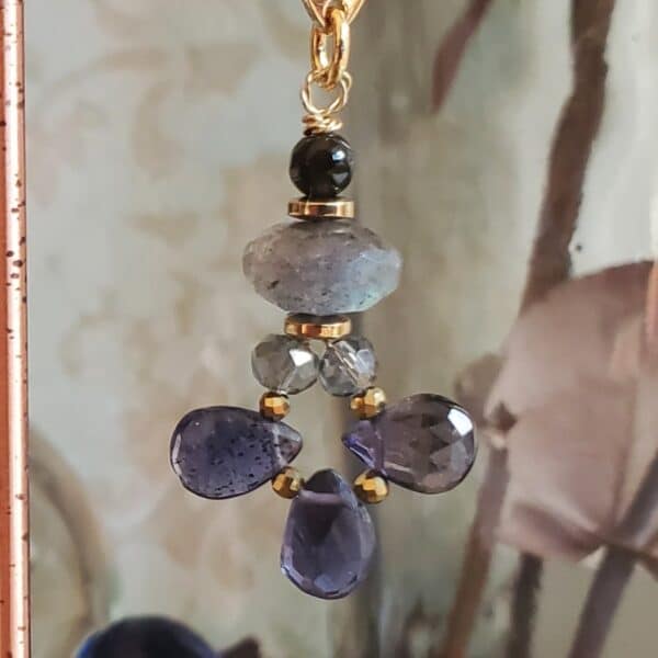 pendientes livia de iolitas y labradoritas