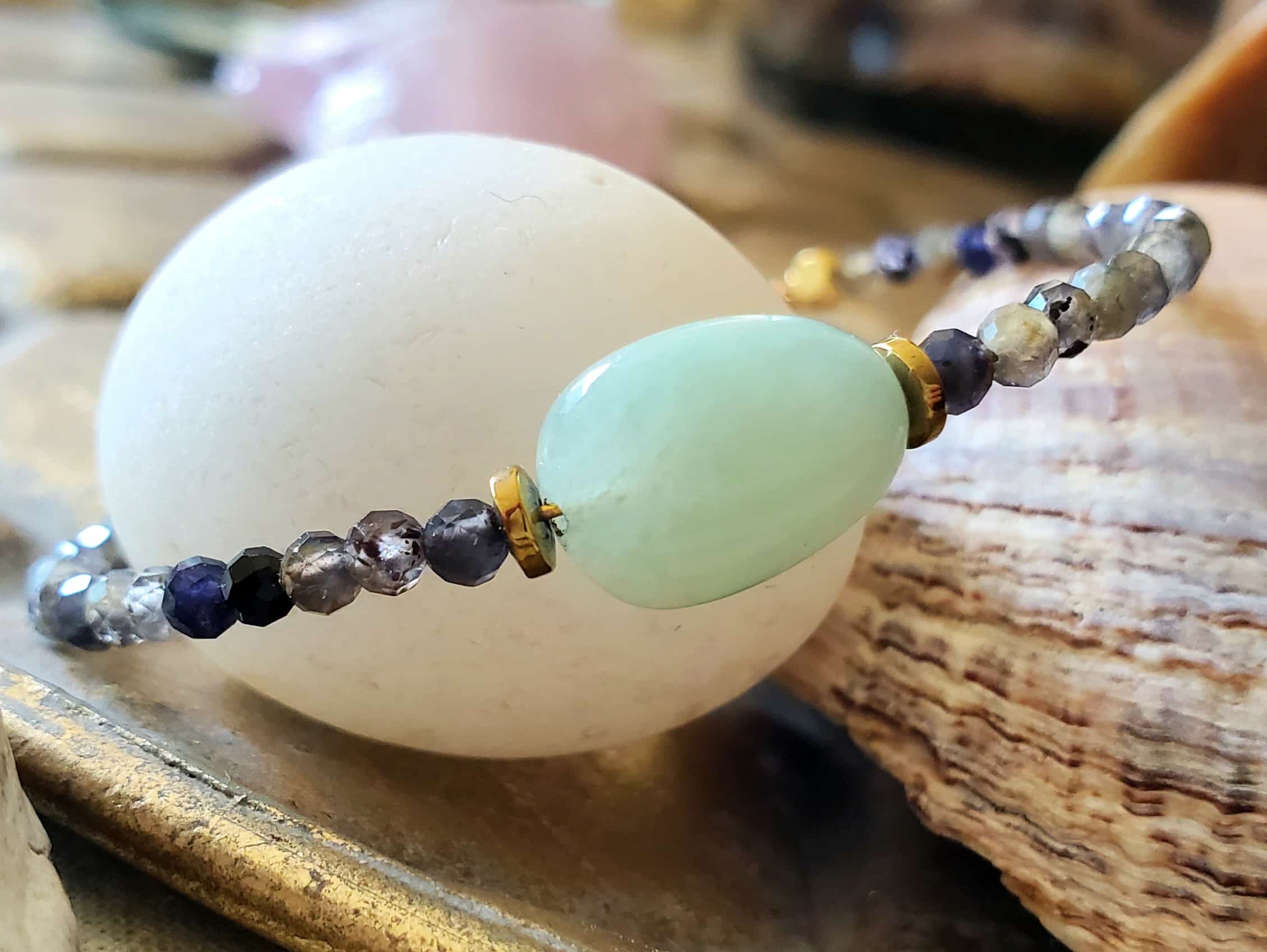 Pulsera Cyra de iolitas y amazonita