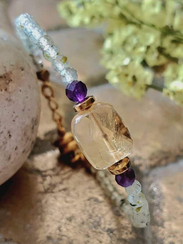 Pulsera Cyra de prehnitas, citrino y amatistas