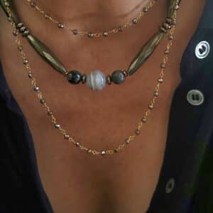 collar corto con pirita y piedras naturales
