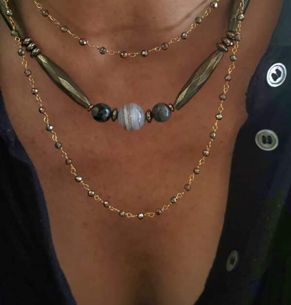 collar corto con pirita y piedras naturales
